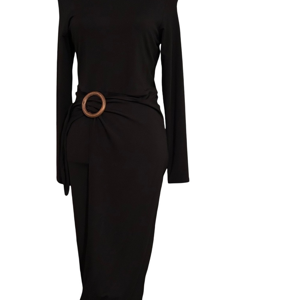 The Superfoxx black dress in size medium offers a stylish and flattering fit.